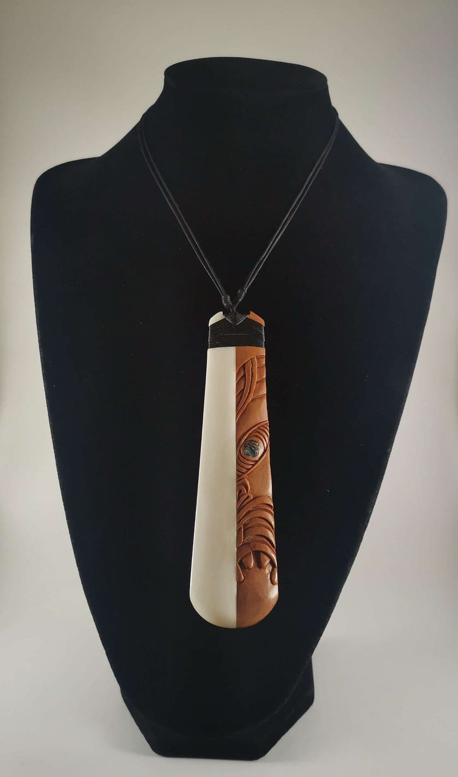 Kanohi Design Pendant. — view 1
